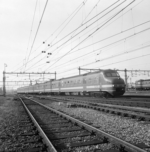 883129 Afbeelding van een electrisch treinstel plan T (mat. 1964) van de N.S. te Amersfoort.